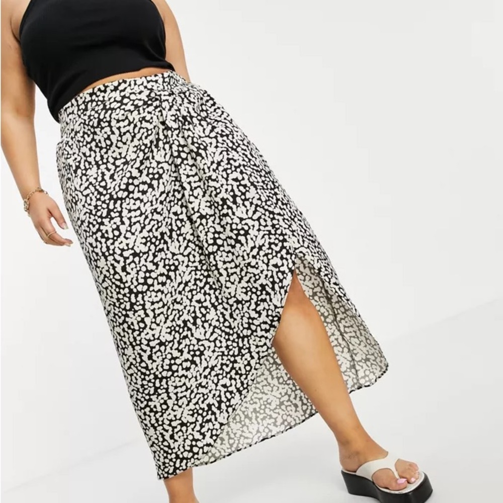 Plus size maxi skirt - black and white print